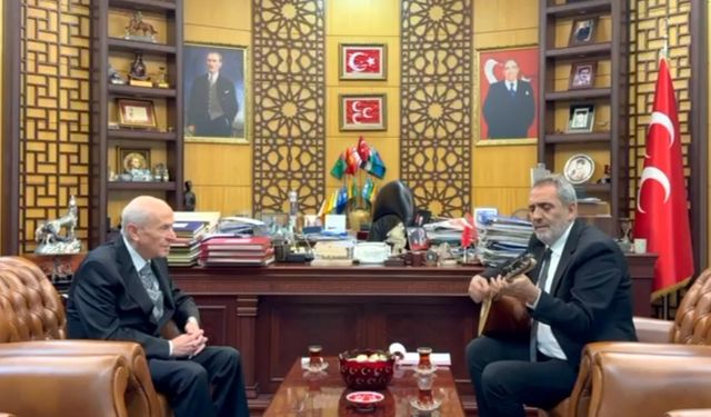 Yavuz Bingöl, Bahçeli'ye bağlama hediye etti