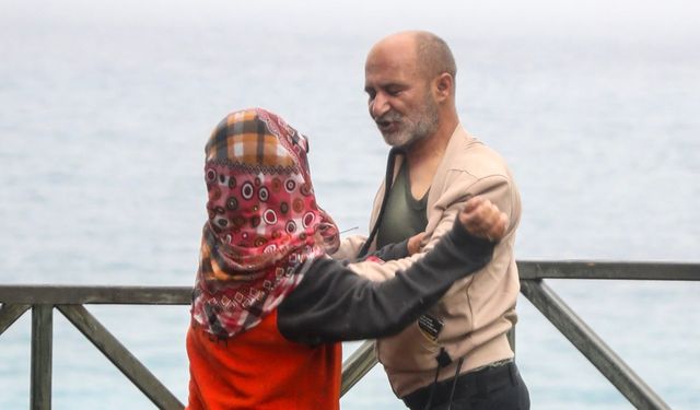 Antalya’da falezde mahsur kalan kadın gazetecilere saldırdı