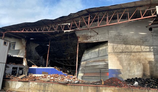 Antalya Aksu’da meyve sebze tesisinde yangın paniği