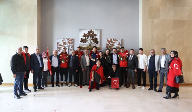 Deaflympics şampiyonları Antalya’da çiçeklerle karşılandı