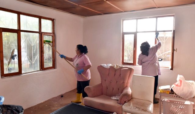 Kepez Belediyesi, yangın mağduru aileye evini teslim etti