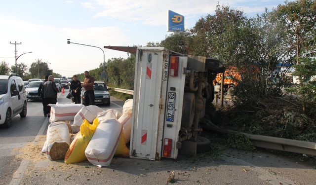 Serik’te saman yüklü kamyonet devrildi, sürücüye ceza kesildi