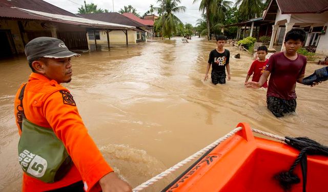 Endonezya’da sel ve toprak kaymalarında 10 ölü