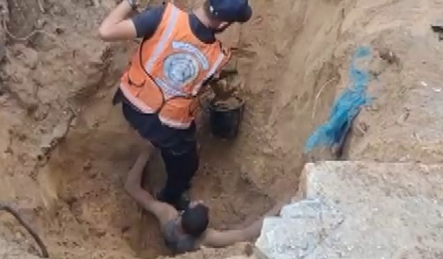 Gazze’de toprak altında kalan kişi kurtarıldı