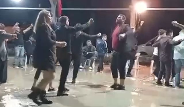 Serik’te düğünde sağanak su birikintisini durduramadı