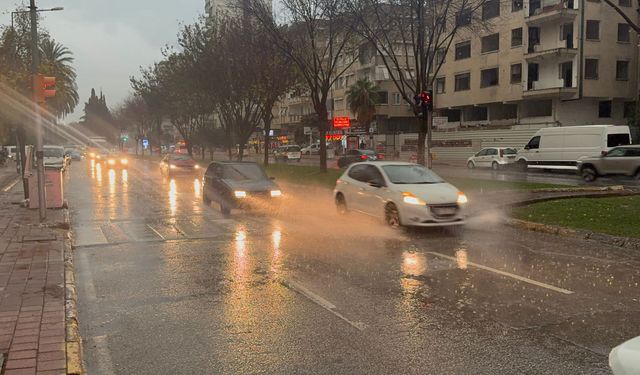 Antalya’da sağanak ve fırtına hayatı felç etti