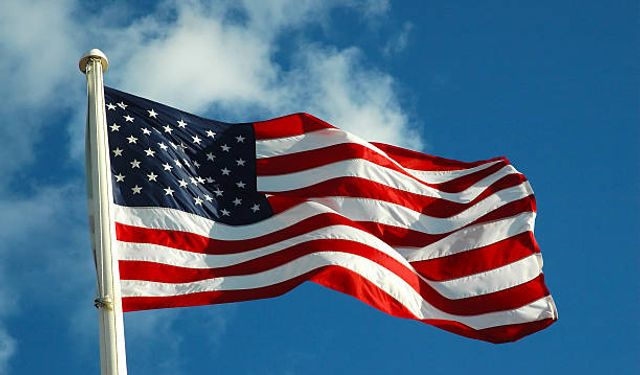 Florida’da küçük uçak seyir halindeki aracın üstüne indi