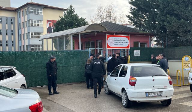 Kızına şantaj yapan kişiyi lise bahçesinde tabancayla rehin aldı