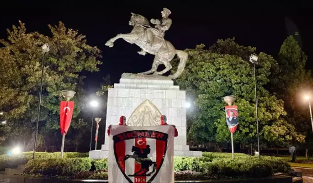 Samsunspor taraftarından Atatürk Anıtı’nda gece nöbeti