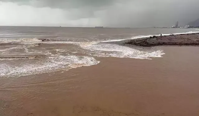 Antalya’da fırtına sonrası Konyaaltı’nda deniz kahverengiye döndü