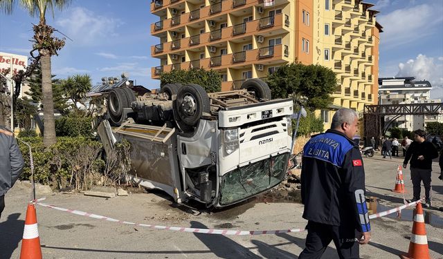 Alanya’da çöp kamyonu ile kamyon çarpıştı: 3 kişi yaralandı