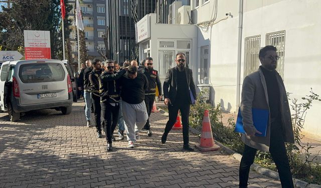 Antalya'da ağabeyini öldürüp yengesini yaralayan zanlı ve 6 aile üyesi adliyeye sevk edildi