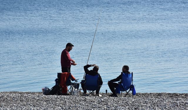 Antalya’da güneşli hava sahillere taşıdı: Konyaaltı’nda yoğunluk