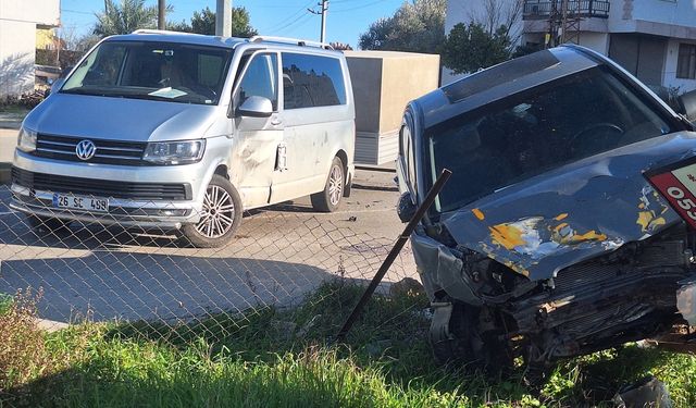 Antalya’da otomobil ile minibüs çarpıştı: 1 yaralı