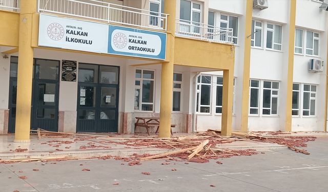 Kaş’ta fırtına etkili oldu: Ağaçlar devrildi, çatı zarar gördü