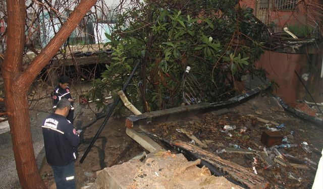 Serik’te sağanak nedeniyle metruk bina çöktü