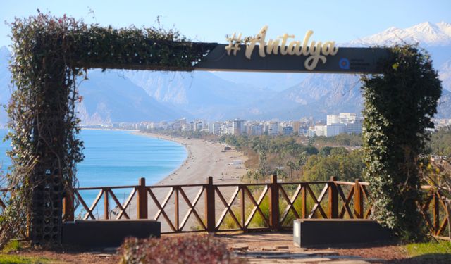 Antalya’da deniz suyu sıcaklığı havayı geçti