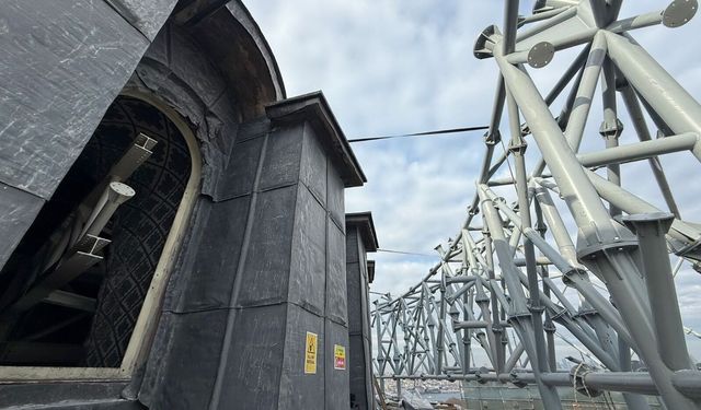 Ayasofya’da restorasyonda kubbe pencere sökümü başladı