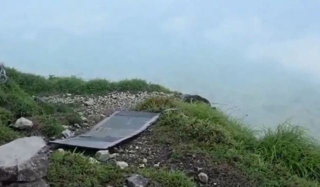 Endonezya’da 11 kişiyi taşıyan kayıp uçağın enkazı bulundu