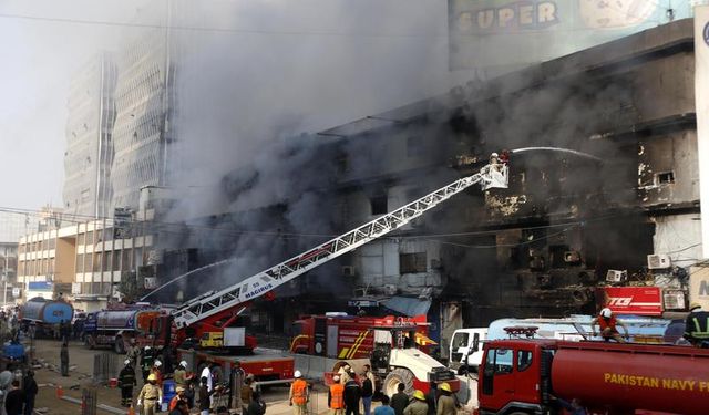 Pakistan’da alışveriş merkezinde yangın: 6 ölü