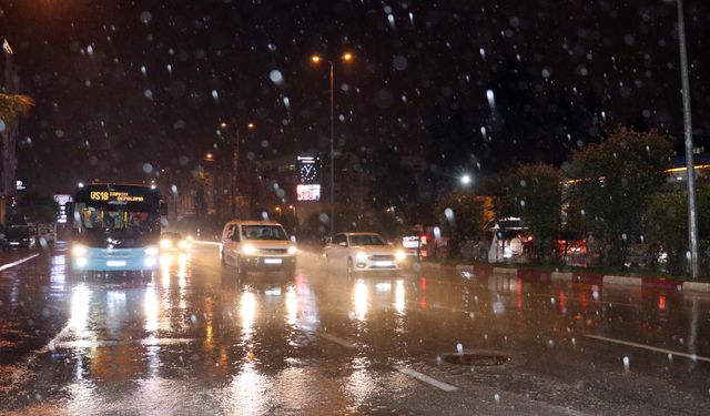 'Sarı kod'la uyarılan Antalya'da tarım alanları su altında kaldı