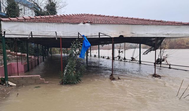 Serik’te yağış sonrası Köprüçayı taştı