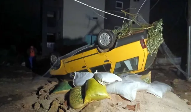 Manavgat’ta hortum ev, sera ve araçlara zarar verdi