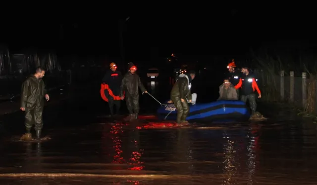 Antalya’da sağanak: Seralar sular altında kaldı