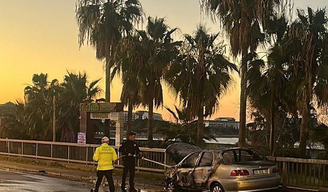 Alanya’da iki otomobil çarpıştı, araçlardan biri alev aldı
