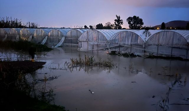 Kumluca ve Finike’de hortum seralara büyük zarar verdi