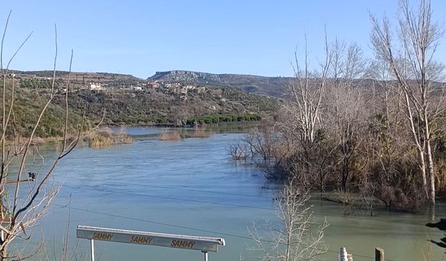 Antalya’da baraj taşkını otoban şantiyesini su altında bıraktı