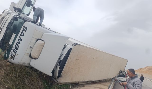 Batman’da TIR dorsesi radar aracının üzerine devrildi