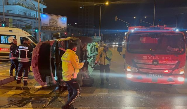 Mersin’de ambulans cip çarpmasıyla devrildi: 5 yaralı