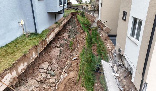 Sakarya’da istinat duvarı çöktü, 32 kişi tahliye