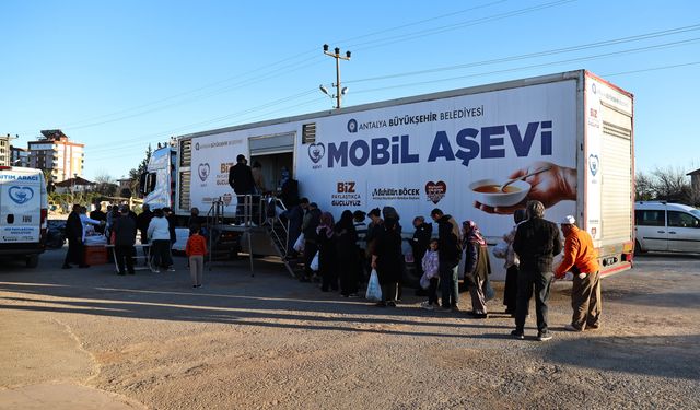 Antalya’da mobil aşevi ramazan yemeklerini sürdürüyor