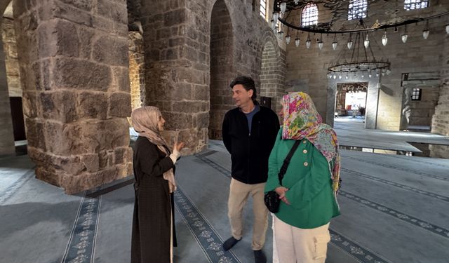 Antalya’da üniversite öğrencileri turistlere tarihi tanıtıyor