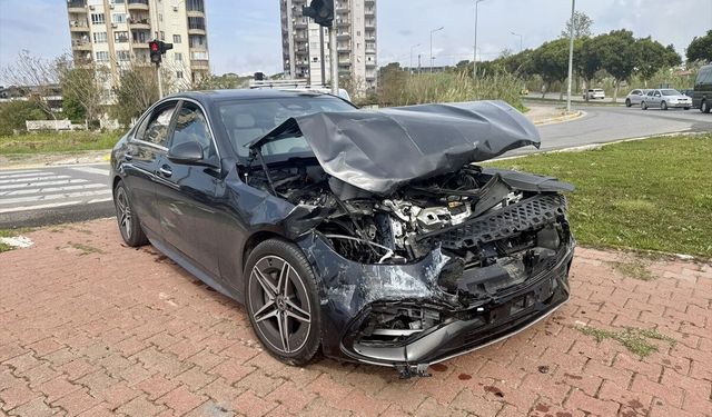 Antalya’da zincirleme kazada minibüs devrildi: 3 yaralı