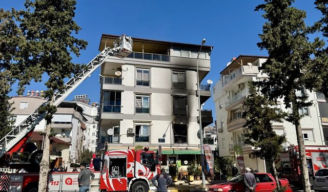 Kepez’de apartman yangını: 2’si çocuk 6 kişi etkilendi