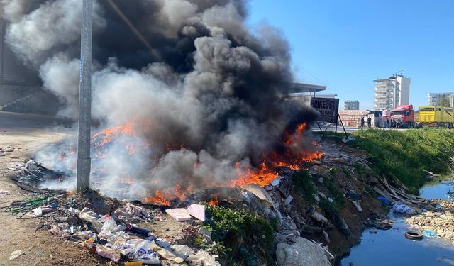 Serik'te hurdalıkta çıkan yangın söndürüldü