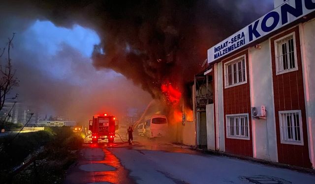 Serik’te inşaat malzemesi deposunda yangın