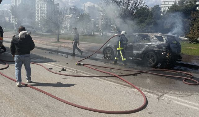 Antalya’da yanan otomobilden kedisini son anda kurtardı