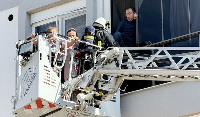 Kepez’de apartman yangını: Mahsur kalanlar merdivenle kurtarıldı