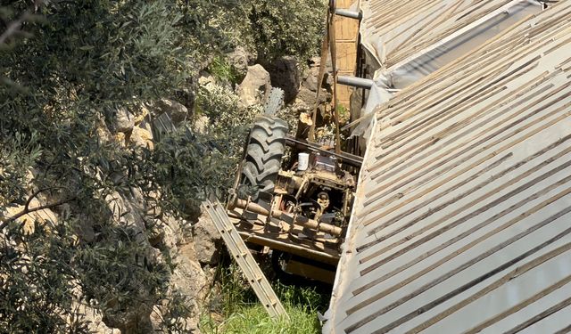 Alanya'da traktör bahçeye devrildi, sürücü hayatını kaybetti