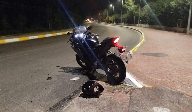 Serik’te midibüsle çarpışan motosikletli ağır yaralı