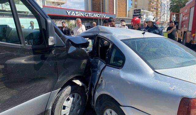 Serik’te VIP tur minibüsü ile otomobil çarpıştı: 2 yaralı