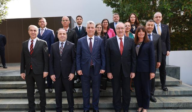 Ticaret Bakanı Bolat, Lizbon’da Büyükelçi Koç ile bir araya geldi