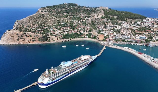 Alanya’ya kruvaziyerle 1749 turist geldi