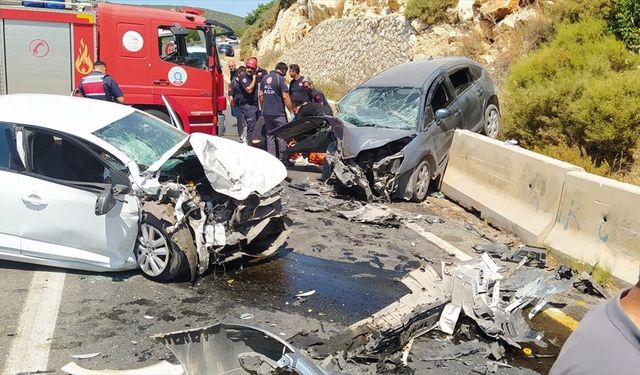Kaş’ta iki otomobil çarpıştı: 4 yaralı