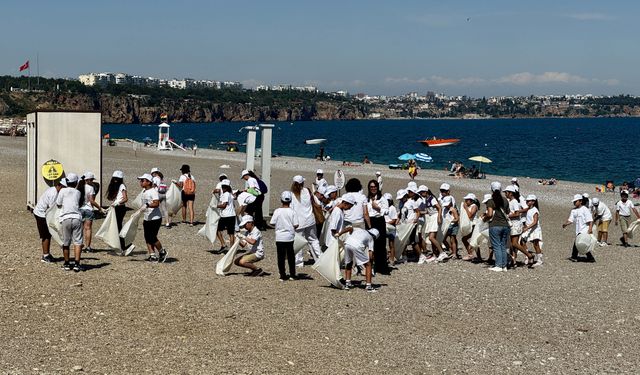 Konyaaltı Plajı’nda Dünya Çevre Günü temizliği