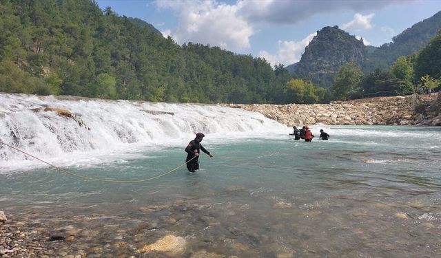 Manavgat’ta çaya giren genç akıntıda kayboldu